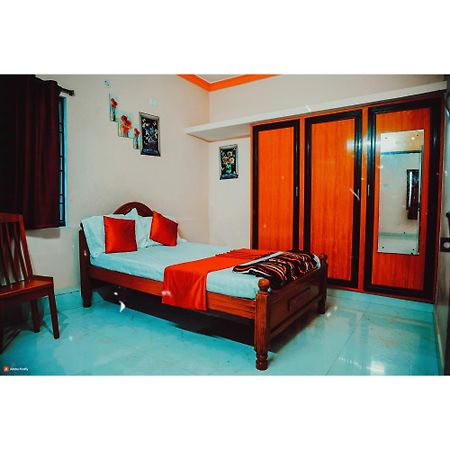 Garuda Grand Apartment ตีรูปาติ ภายนอก รูปภาพ
